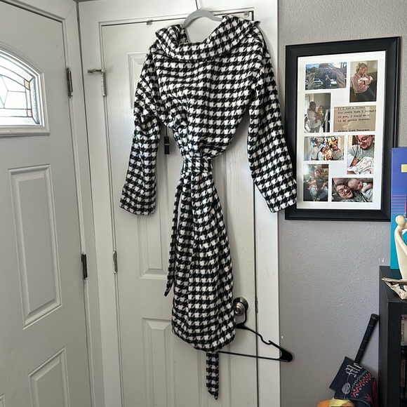 Forever 21 Houndstooth coat - Picture 3 of 10